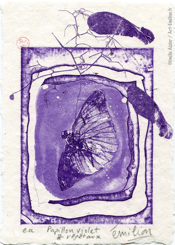 article image Papillon violet sur papier fait main